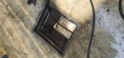 양주 하수구막힘 점검 전에 배수구 주변 공간과 증상 기록을 확인하는 모습