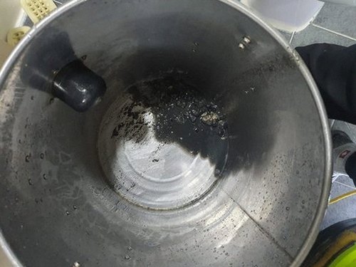 양주 하수구막힘 세면대 배수구와 물 고임 상태를 확인하는 모습