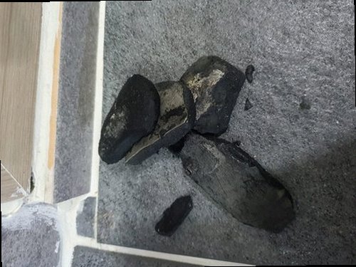 양주 양주1동 하수구막힘 배수구 주변 물 고임과 이물질을 확인하는 모습