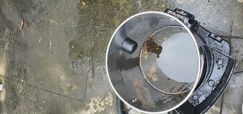 양주 하수구막힘 배관 점검 후 물 흐름을 확인하는 장면