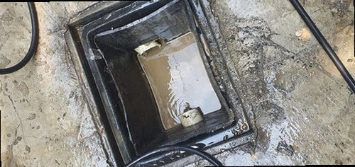 양주 회천1동 하수구막힘 배관 점검 전 현장 정보를 확인하는 모습