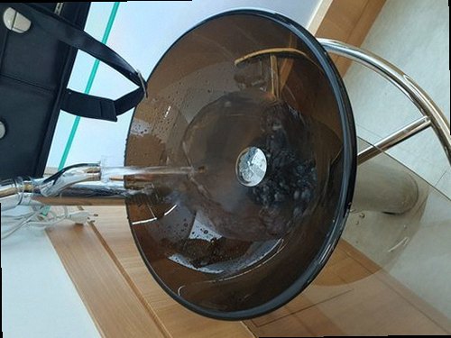 양주 옥정1동 하수구막힘 배수구 주변의 물 고임과 이물질 상태를 확인하는 모습